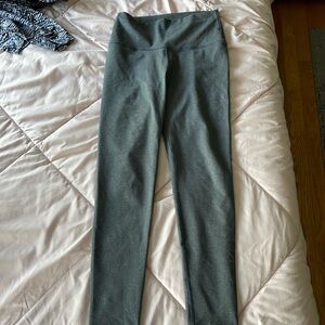 Grey aerie leggings, worn only a few times, great condition.